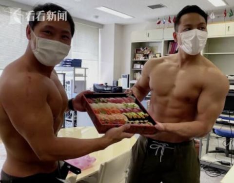 福利|点外卖送“福利”!日料店推健美外卖员大受欢迎