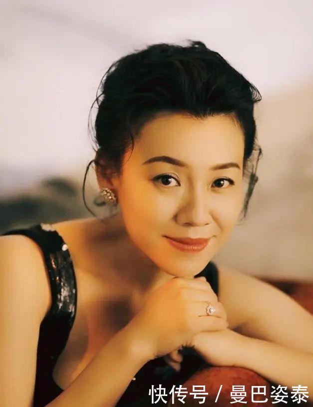 豪门|26岁获得影后,北影校花,却遭大23岁导演抛弃,今嫁入豪门成赢家