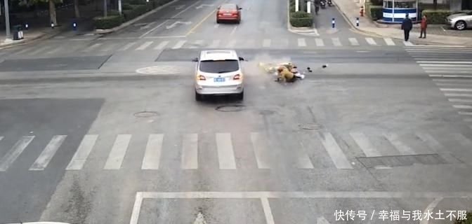  电动车|外卖员骑车闯红灯，面包车一脚油门车毁人伤！交警：要负次要责任