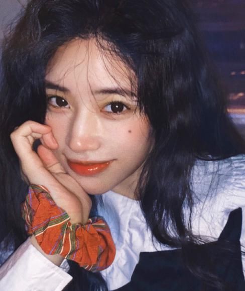  照片|段小薇《青你》淘汰后去吃火锅，路人随手拍下照片，与节目判若两人