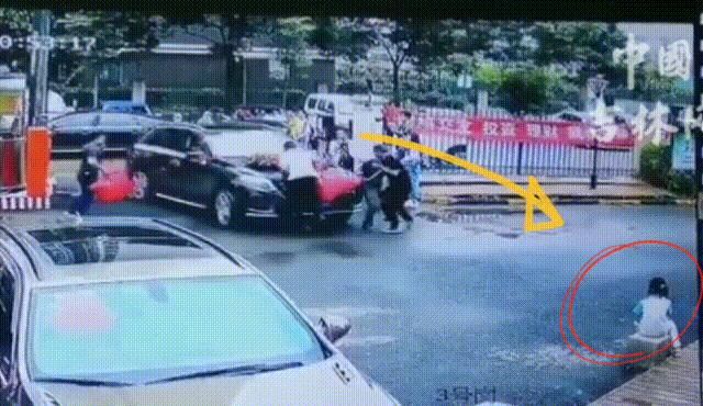  婚车|痛惜！奔驰婚车失控，突然加速撞死俩姐弟，其弟弟才6个月