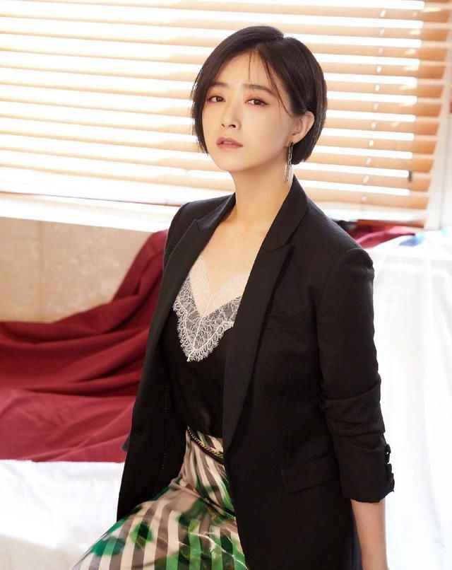  机场|蒋欣早该这样穿，条纹衬衫连衣裙配小白鞋走机场，显瘦10斤不止