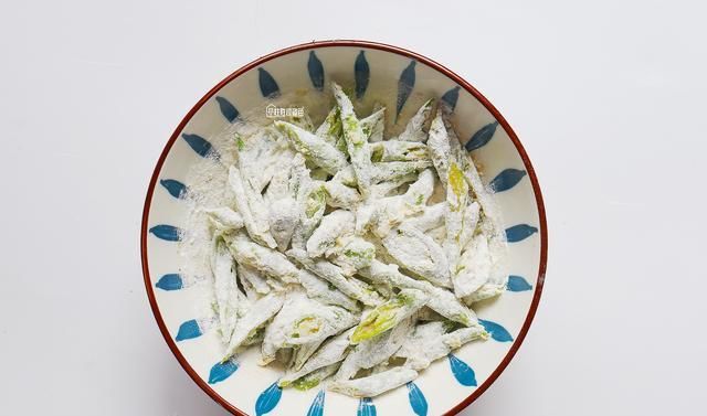  回味|大厨教你辣椒最好吃的做法，用面煎一煎，口感酥脆令人回味