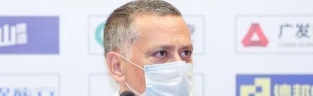  马丁内斯|辽篮教练组疑似闹矛盾，马丁替补席一言不发，赛后无人与杜锋握手