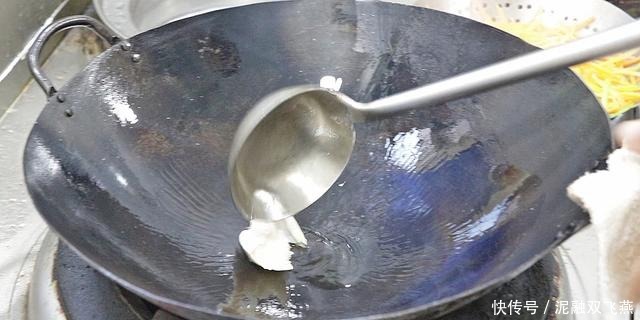 不粘锅|这才是地道的家常菜,大厨教你胡萝卜炒粉条技巧,粉条爽滑不粘锅