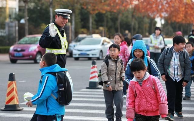 公交车|公交车上，5岁女孩“恶心”行为让全车人不满，小小年龄没了善良