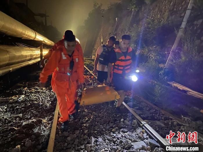  电动车|山西太原一女子暴雨天骑电动车被大水冲走不幸身亡