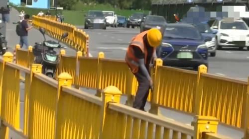  外卖|为了能及时把餐送到，外卖员超车撞坏护栏，还把别人给撞伤了