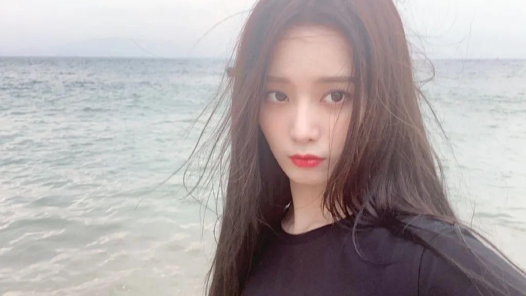  小姐姐|长腿萌妹！这个领队有、好看！王仕鹏身边的小姐姐是谁？