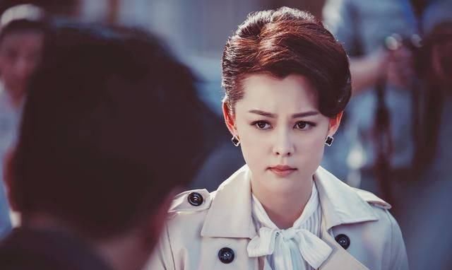  黑色|刘一含出道15年却不温不火，虽撞脸车晓，但身材气质更胜一筹