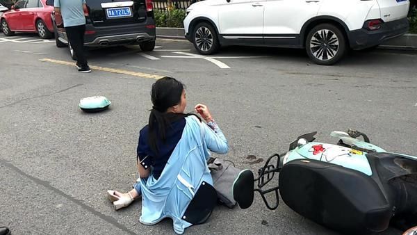  当场|骑电动车女子被轿车撞飞，当场摔“断片”