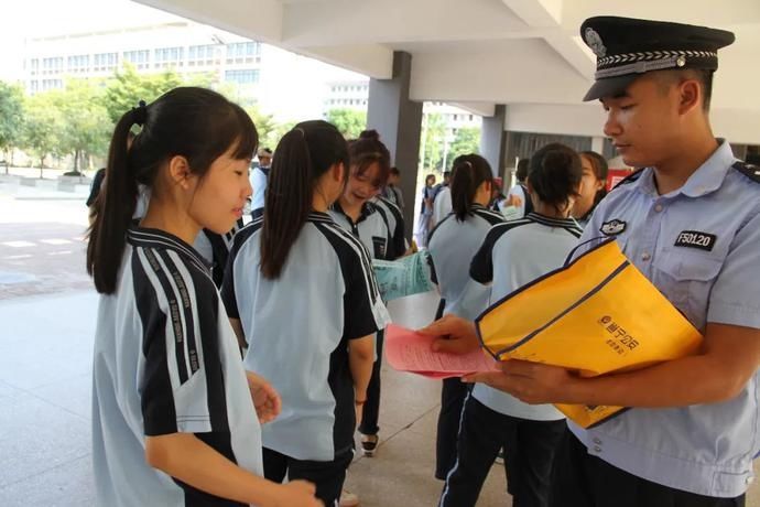 禁毒模拟|警察蜀黍带来开学第一课,孩子们收获满满!