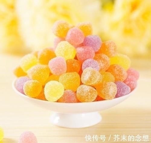  图五|七种造假食物，图五像在吃塑料，网友全部都吃过，我没救了