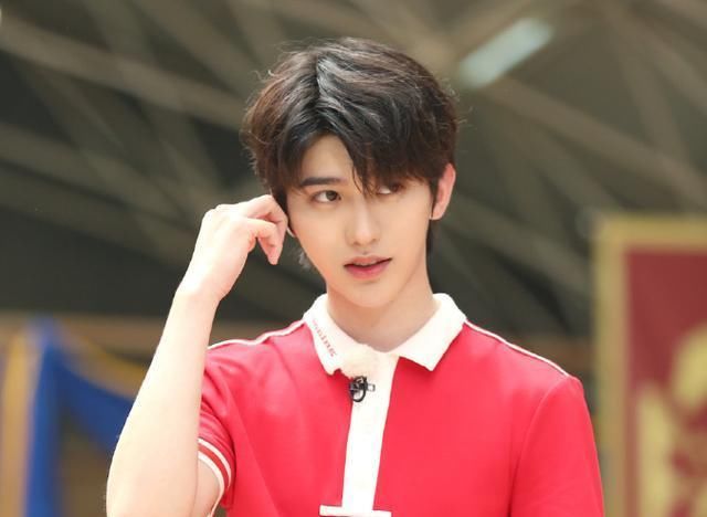  不少人|蔡徐坤《跑男》下水，“脱妆”截图照火了，这脸确定有21岁？