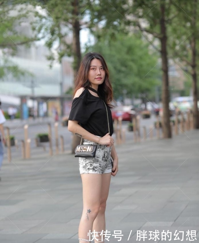 不美|小姐姐一身“上黑下浅”搭配,不美才怪