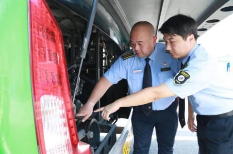  水中|壹现场丨北极熊水中酣睡引关注 管理方：熊很好，请放心