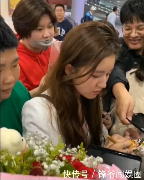  上帝|赵露思机场生图火了！被粉丝拿手机怼脸拍，这脸是上帝亲手捏的吧