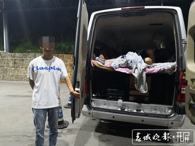  惊呆|惊呆了！昆明一男子将面包车改装为双层卧铺车，载14人