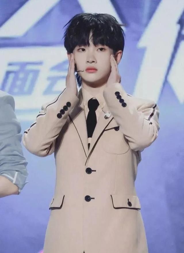 少女|硬糖少女粉丝一边喊着糊,一边又喊着“壶”,R1SE不累壶妹也累了