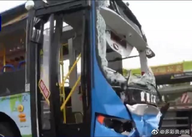  事件|公安部副部长赴贵州调查公交车坠湖事件，已搜救出37人