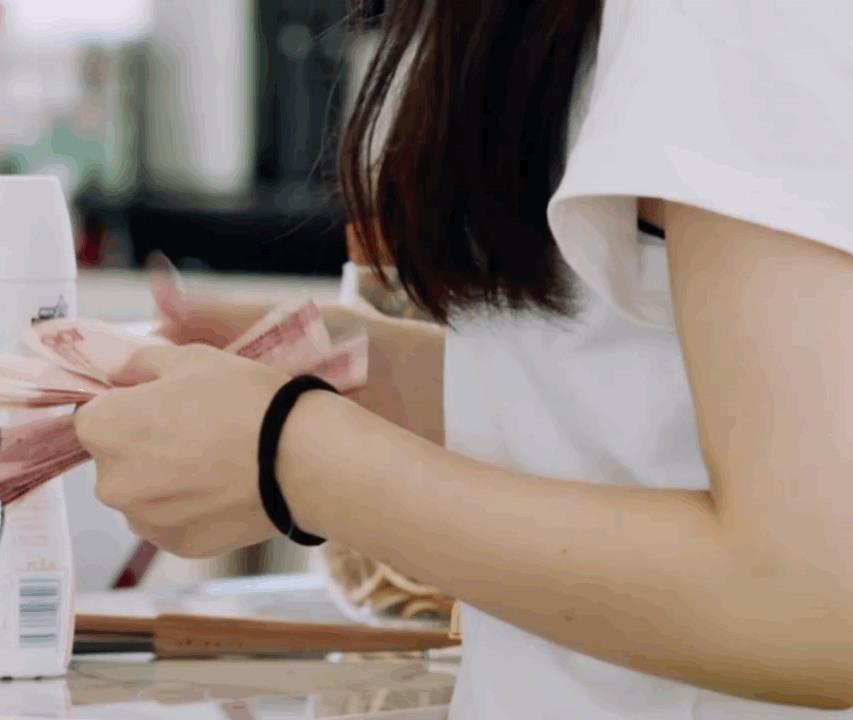  首播|《中餐厅》首播，赵丽颖全程焦虑，还躲到一边偷偷哭了