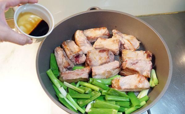  绍兴酒|做排骨时，有人先焯水有人直接炖，老厨子：全不对，教你正确做法