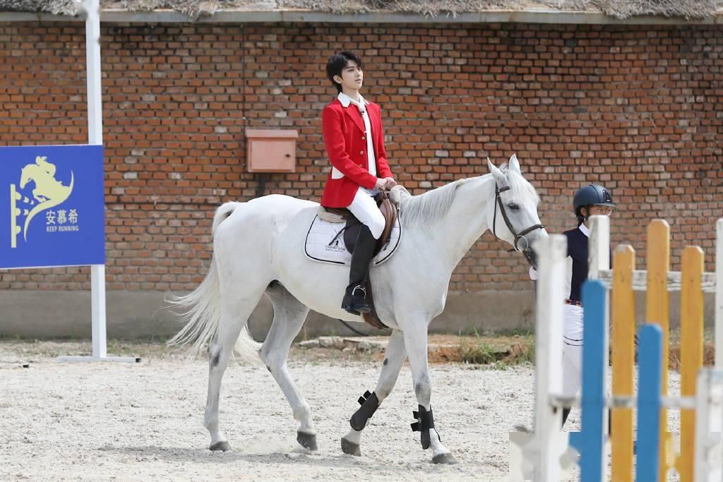  蔡徐坤|《奔跑吧》第九期播出 蔡徐坤身骑白马满足所有幻想