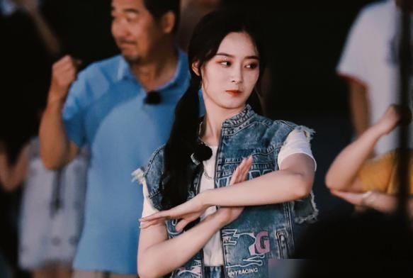  超车|姜贞羽，徐艺洋因祸得福，人气资源样样不差，弯道超车硬糖少女