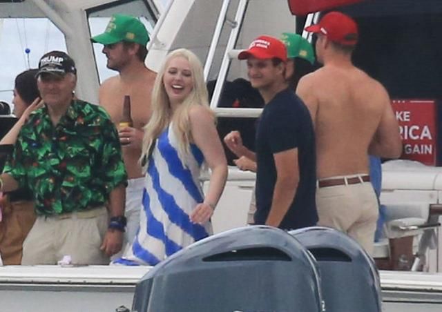  游船|特朗普26岁小女儿久违现身，大腹便便为父筹款，人挨人却不戴口罩