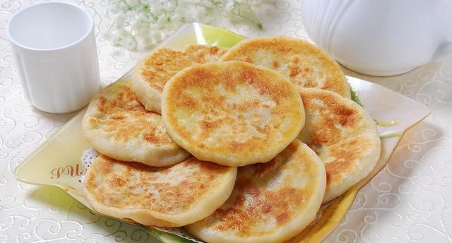  粉放在盆中|千层肉饼、牛肉馅饼、红糖豆沙饼、茴香猪肉饼的简单做法，好美味