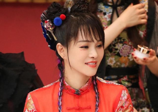  张含韵|“彩虹节拍”集体国风造型，蓝盈莹活力满满，我却被张含韵吸引