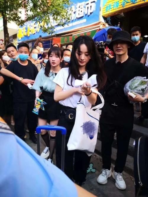  造型|赵丽颖《中餐厅》路透，穿t恤配牛仔裤清新少女，笑脸包撞款杨幂