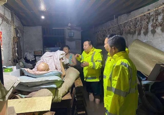  凌晨|凌晨暴雨洪水进屋大爷正在输氧，排查民警连夜将其转送医院