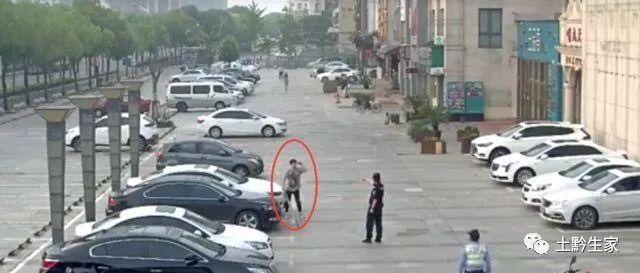  还要|公交车上让座只是礼貌和道德之举，老人扇耳光后猝死，为何挨打者还要赔偿！