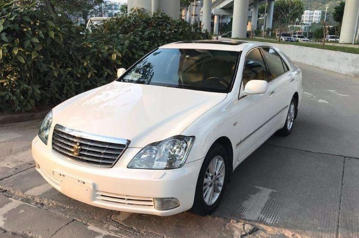 皇冠|20年车龄的老皇冠,车牌挂888,造型改成迈巴赫,年检还能一次过