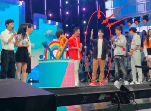 赵丽颖|赵丽颖在快本和杜华“互怼”,有谁注意旁边的王一博?现场观众都炸锅了