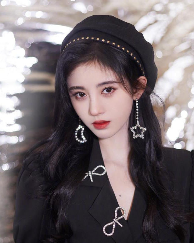  小蛮|“四千年美女”鞠婧祎晒新照不忘突出小蛮腰，腰部特写惹人羡