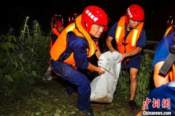 险突击队|抗洪一线：豫救援力量在皖快速处置蓄洪区突发管涌