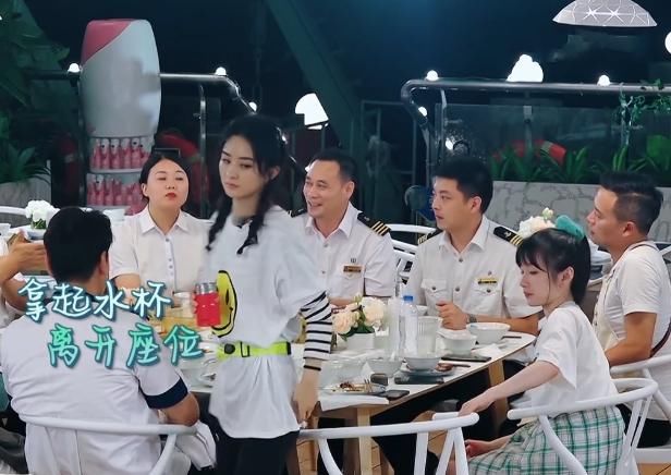  察觉|赵丽颖“生闷气”独自离开，李浩菲察觉后，谁注意她的小动作？