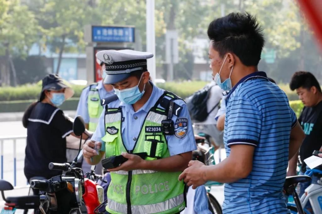 车占用机动车道行驶|美丽海沧，只因这些摆渡人在默默坚守...