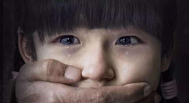 妈妈|坐公交时女儿突然嚎啕大哭，妈妈转身报警，乘客点赞：孩子真机智