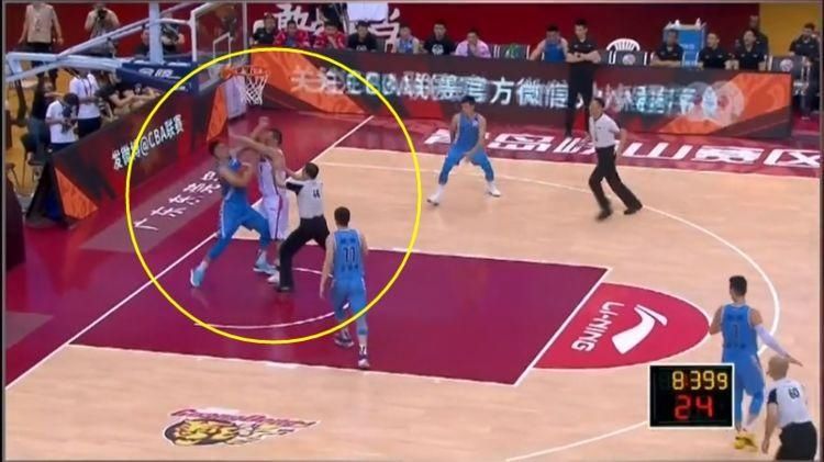  林书豪|赵睿肘击书豪吃违体，豪哥肘击赵睿，裁判却吹防守犯规，杨毅质疑