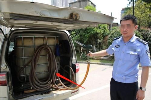  面包车|交警拦住一辆面包车，打开尾门一看，交警：你好大的胆子