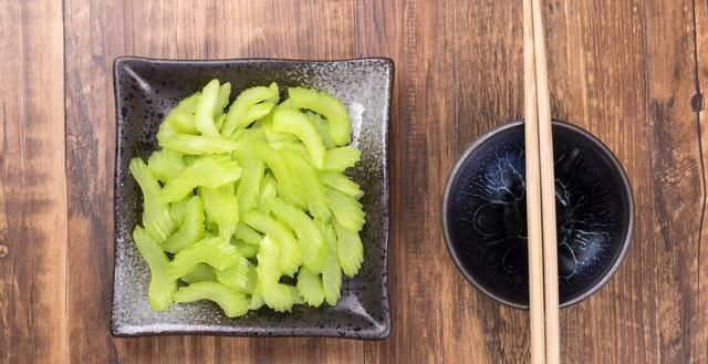 辣椒|炒芹菜时,有人焯水有人直接炒?大厨:都不对,教你正确做法