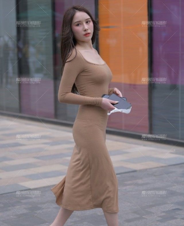 干净利落|休闲感很强的连衣长裙，有贴身的设计，穿出干净利落的美