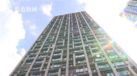 商户|木桶高坠躲过摄像头！一楼商户被吓坏戴上安全帽