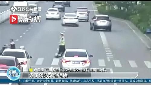 交警|迟疑再三不敢过 交警主动护送不敢过马路的老人