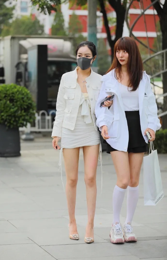 身材苗条|身材苗条,大长腿的白短裙性感漂亮美女