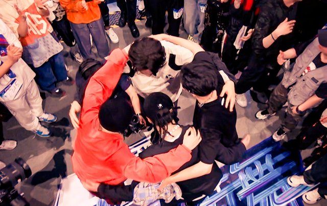  出坑|难怪张艺兴会赢王一博，练舞地板都跺出坑了，网友：不赢才怪