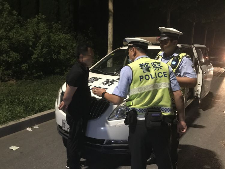  闯卡|疯狂闯卡撞警车 只因二次酒驾怕被查